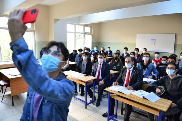 BAŞKAN YILMAZ ÖĞRENCİLERLE BULUŞUYOR