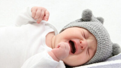 Bebeğiniz uykudan ağlayarak uyanıyorsa kulak enfeksiyonu olabilir!