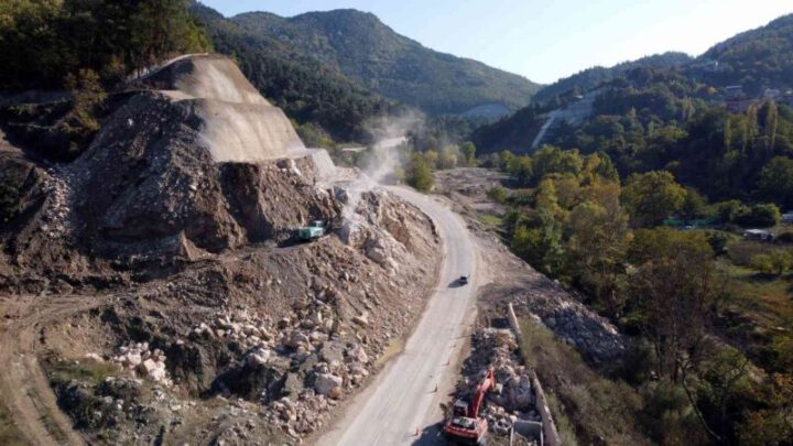 Olay Gazetesi Yazarı Ahmet Emin Yılmaz, Bursa’nın aksayan önemli ulaşım projeleriyle ilgili TBMM’de yapılan konuşmaların detaylarını bugünkü köşesine taşıdı…
