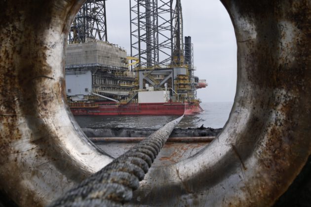 Cari açık ile ham petrolün ilişkisi