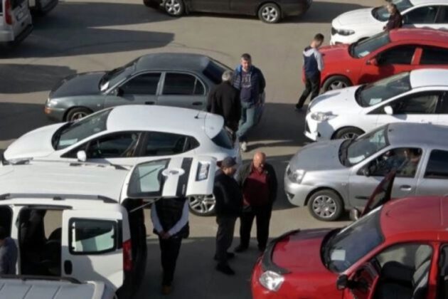 Satan yeni araç almıyor, satıcılar da satmıyor
