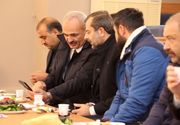 BURSA GÜRSU BELEDİYE BAŞKANI PAZARCILARLA KAHVALTIDA BULUŞTU