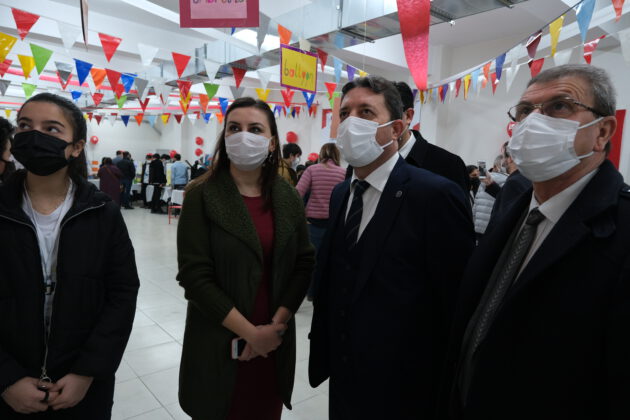 Cavit Çağlar Mesleki ve Teknik Anadolu Lisesi’nde TÜBİTAK 4006 bilim fuarı açıldı.
