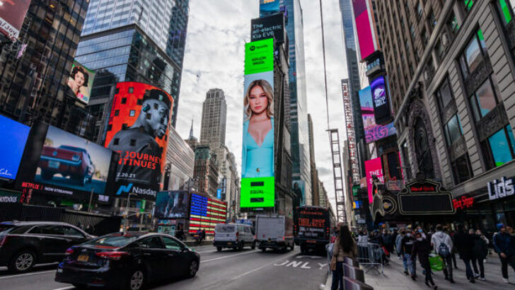 Gülçin Ergül New York Times Square’de;