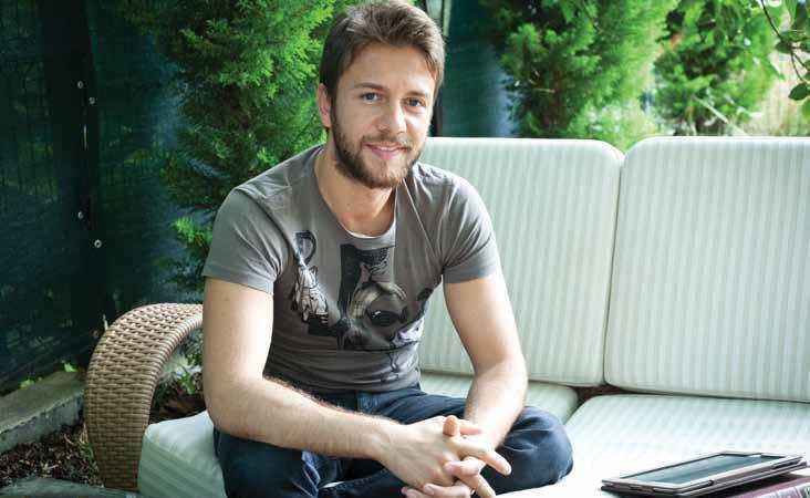 SELİM GÜLGÖREN’DEN DUYGUSAL BİR ŞARKI “AŞK BİZDEN YANA”