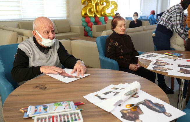 Alzheimer hastaları kolaj atölyesine katıldı