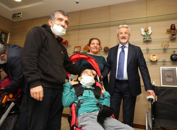 Tekerlekli sandalyeler yeni yıl hediyesi oldu