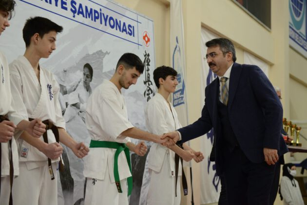 YILDIRIM’DA KARATE RÜZGÂRI