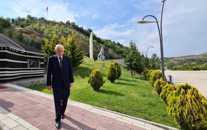 “İktidar bir şarkıyla kurulmadı, bir şarkıyla yıkılmaz, yıkılamaz”