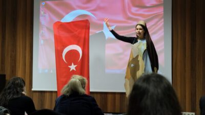 İstiklal Marşını güzel okuma yarışmasının kazananları sahnede!