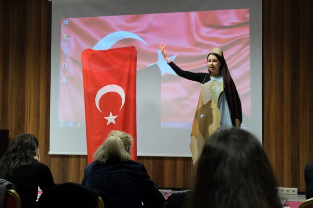 İstiklal Marşını güzel okuma yarışmasının kazananları sahnede!