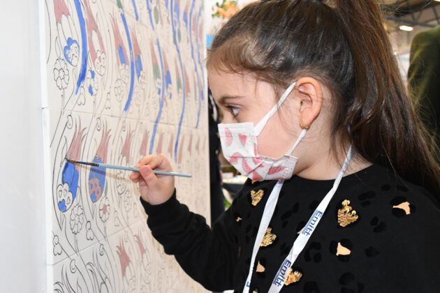 EMİTT 2022’DE BİNLERCE KİŞİ İZNİK ÇİNİSİ BOYADI