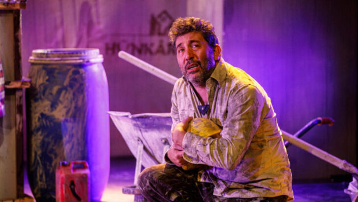EMRE KINAY’IN ÜSTÜN PERFORMANSI ve SHAKESPEARE’İN CÜMLELERİYLE “IRGAT”IN HİKÂYESİ 12 ŞUBAT’TA DURU TİYATRO ATAŞEHİR’DE!
