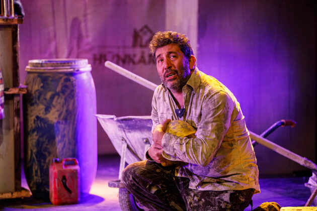 EMRE KINAY’IN ÜSTÜN PERFORMANSI ve SHAKESPEARE’İN CÜMLELERİYLE “IRGAT”IN HİKÂYESİ 12 ŞUBAT’TA DURU TİYATRO ATAŞEHİR’DE!