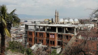 Bursa’da şehrin siluetini bozan binada yıkım başladı
