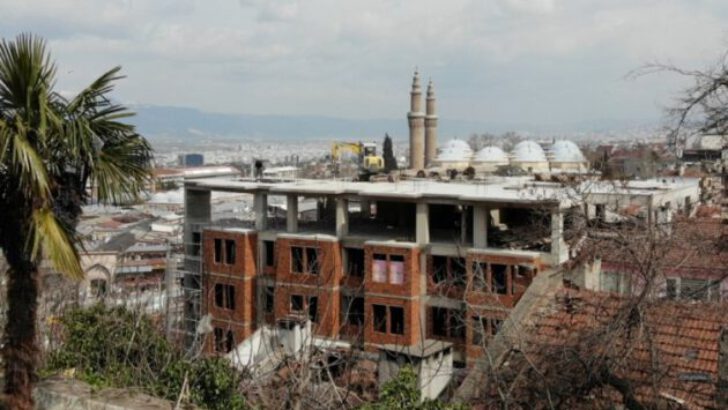 Bursa’da şehrin siluetini bozan binada yıkım başladı