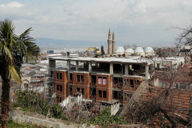 Bursa’da şehrin siluetini bozan binada yıkım başladı