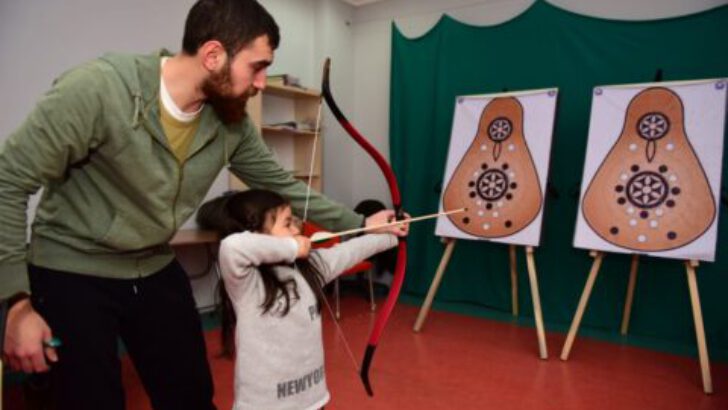 YILDIRIM’DA ÇOCUKLARA ÜCRETSİZ OKÇULUK EĞİTİMİ