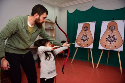 YILDIRIM’DA ÇOCUKLARA ÜCRETSİZ OKÇULUK EĞİTİMİ