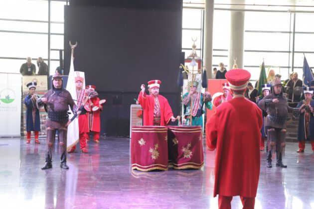 BAŞARILI OKÇULAR FETİH MÜZESİ’NDE ÖDÜLLERİNİ ALDI