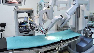 KOLON KANSERİNDE ROBOTİK CERRAHİ BAŞARILI SONUÇLAR VERİYOR
