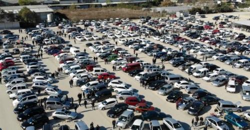 İkinci el oto pazarı ‘kuru kalabalık’