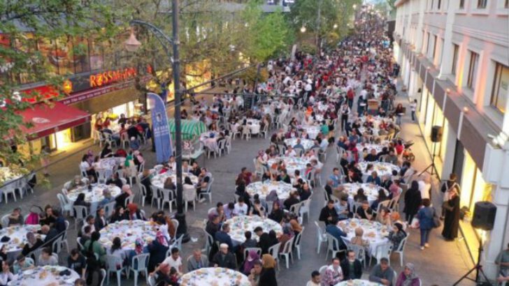 Bursa’nın en büyük iftarı! 1 kilometrelik caddede