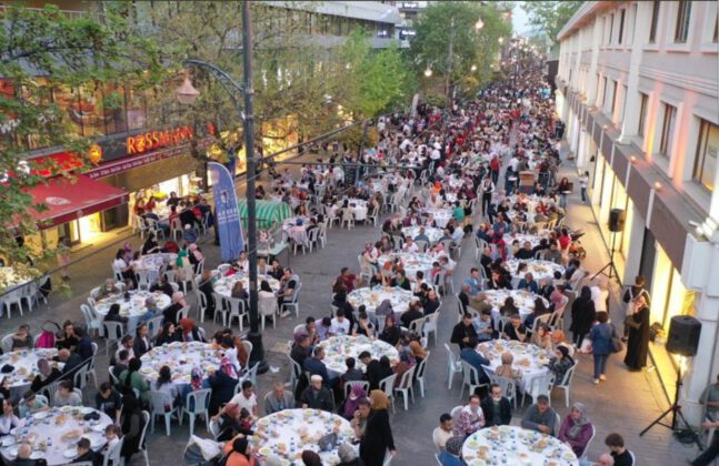 Bursa’nın en büyük iftarı! 1 kilometrelik caddede