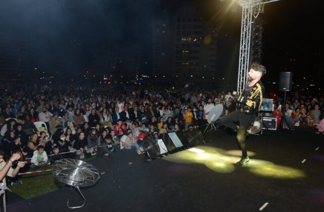 MEHMET ÇEVİK İZDİHAMI   SAHNEDE MEHMET ŞOV