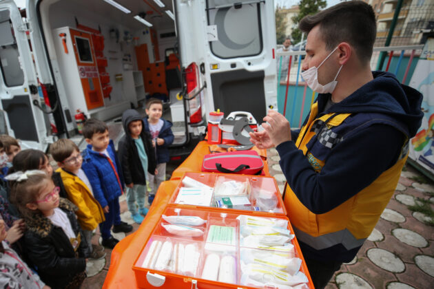 MİNİKLER AMBULANS ÇEŞİTLERİ VE HİZMETLERİNİ ÖĞRENDİ
