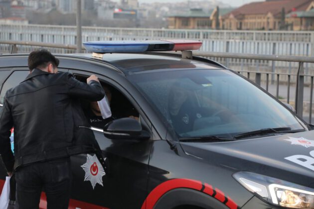 Trafikte kalan sürücülere iftariyelik