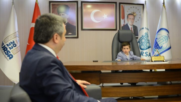 BAŞKAN YILMAZ, KOLTUĞU YILDIRIMLI MİNİKLERE BIRAKTI
