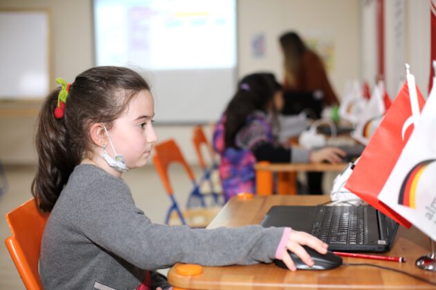 GÜRSU BELEDİYESİ STEAM YAKLAŞIMIYLA GELECEĞİN ÇOCUKLARINI KEŞFEDİYOR