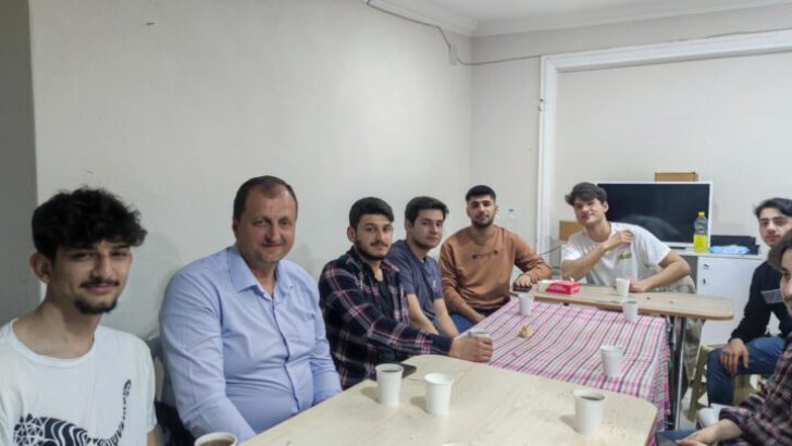 BAŞKAN USTA ÖĞRENCİLERİN İFTAR SOFRASINA KONUK OLDU