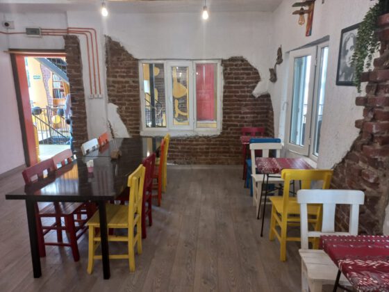 GERİ DÒNÜŞÜMÜ SANATA ÇEVİREN CAFE..