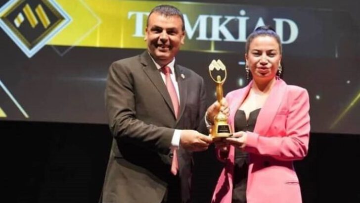 NİHAT TANRIKULU AYAKTA ALKIŞLANDI
