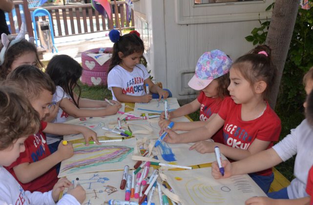 Çocuklar anneleri için boyadı    Herşey anneler için