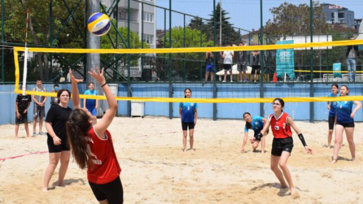 SPOR ŞENLİKLERİNDE ORYANTİRİNG VE PLAJ VOLEYBOLU HEYECANI