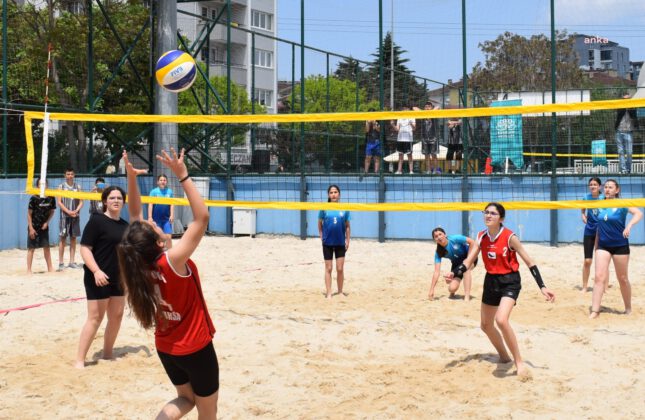 SPOR ŞENLİKLERİNDE ORYANTİRİNG VE PLAJ VOLEYBOLU HEYECANI