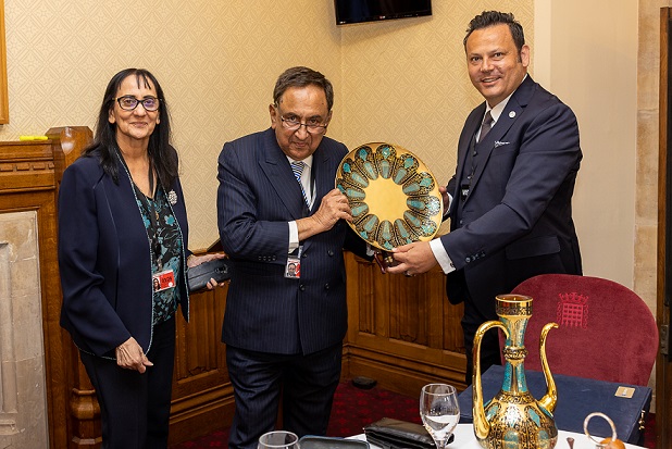 Türkiye Hayranı Lord’dan Türkiye’ye Övgü  TBS Öğrencileri, özgüven ve hitabet güçleri ile Londra’da Lordları etkiledi