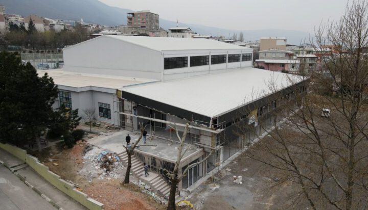 YILDIRIM BELEDİYESİ MİMAR SİNAN SPOR TESİSİ’Nİ DAHA MODERN VE ÇOK AMAÇLI BİR KOMPLEKSİNE DÖNÜŞTÜRÜYOR.