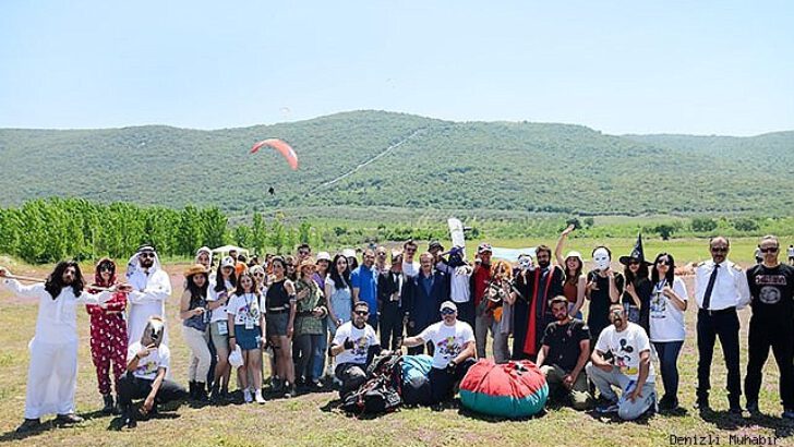 KOSTÜMLERİNİ GİYİP GÖKYÜZÜNDE UÇTULAR