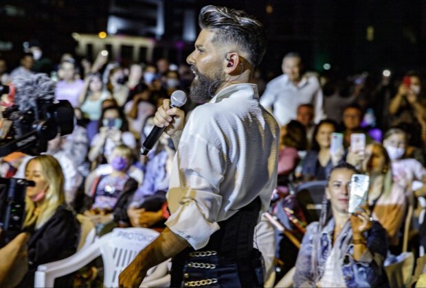 SAHNEYE TABUTLA ÇIKTI!   BEN SAHNEDEYKEN YAŞIYORUM   BÖYLE ŞOV GÖRÜLMEDİ!
