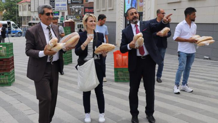 ÜCRETSİZ 2 BİN EKMEK DAKİKALAR İÇİNDE TÜKENDİ
