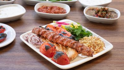 EN LEZZETLİ URFA KEBABI, URFA’LI DEDECAN’DA YENİR