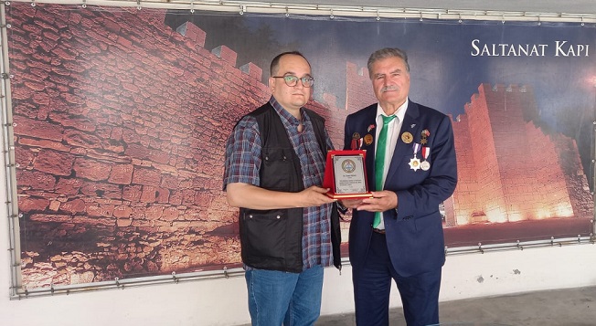 Sarıcalı’dan Bursa Vatan Medya Gurubu’na “Türk Dünyasının Sesinin Duyurulması” İçin Yaptığı Çalışmalardan Dolayı Anlamlı Plaket!