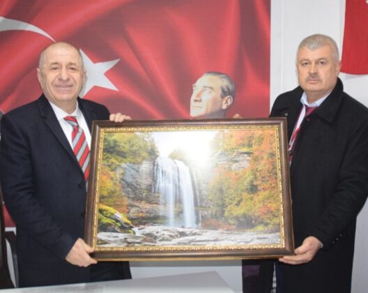 “Hiç kimse merdiven altında, iş yerlerinde ve muhtelif yerlerde partimizi dizayn etmeye ve yönetmeye kalkmasın”