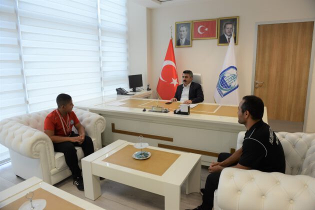 GÜREŞ MÜSABAKALARINDA ‘YILDIRIM’ FIRTINASI