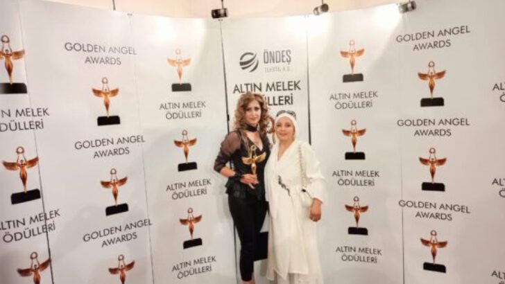 Yazar Şennur Düzkaya ünlülerin katıldığı ödül töreninde ödülünü aldı!