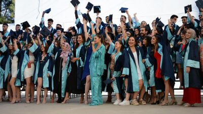 Atiye’ye İzmir’den mezunıyet töreninde Altın Kariye ödülü